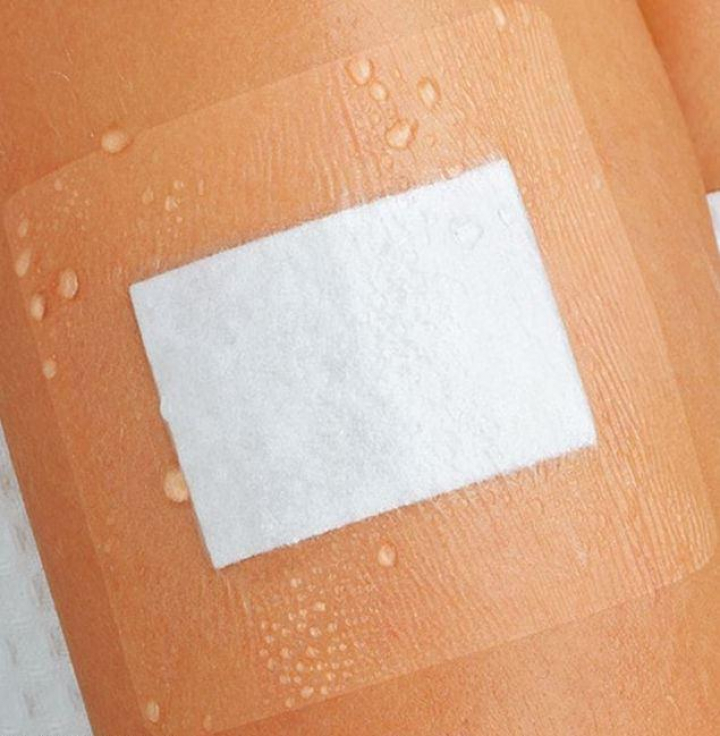 Penso cirúrgico em película transparente esterilizado auto adesivo pós operatório com compressa Curapor Transparent 10x25cm