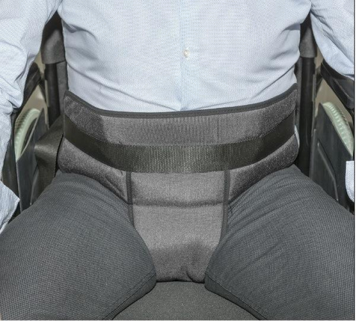 Cinto de segurança almofadado para imobilização abdominal e pélvica de utilizador a cadeira de rodas 2554