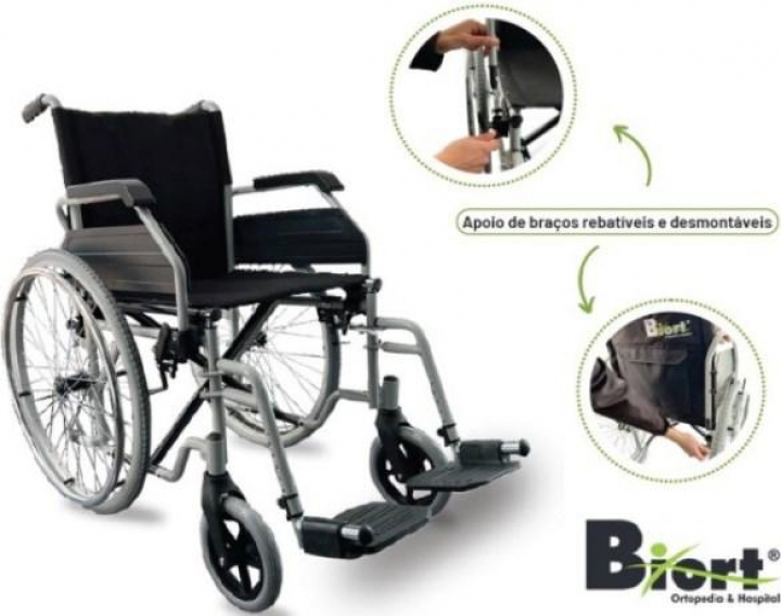 Cadeira de rodas de tracção manual com apoios de braços rebatíveis e pés destacáveis B3310