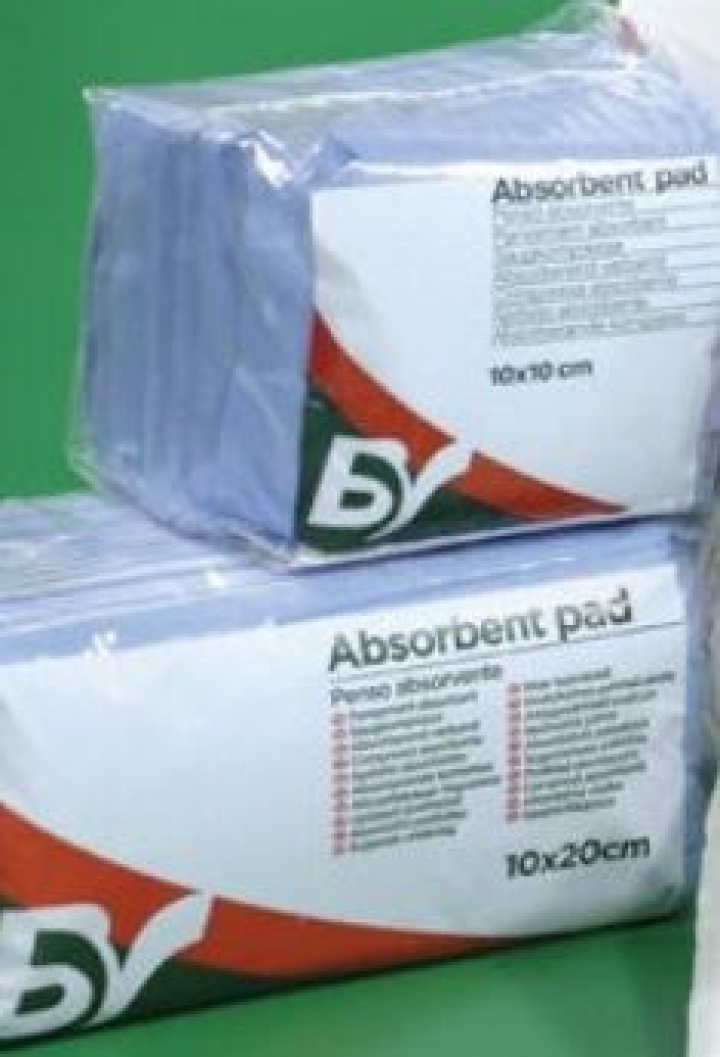 Embalagem com 25 pensos/compressas absorventes não esterilizadas com grande capacidade de absorção 10x10cm