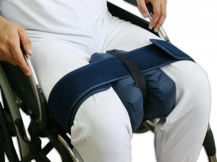 Almofada de abducção em algodão com cinto para separar pernas e prevenir escaras nos joelhos em utilizadores de cadeiras de rodas GT140002