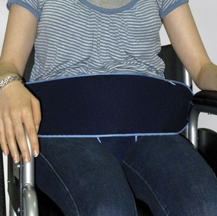 Cinto de imobilização abdominal e pélvica almofadado para cadeira de rodas com fecho em velcro e mola clip indicado para pacientes com problemas de estabilidade U803 - 544205