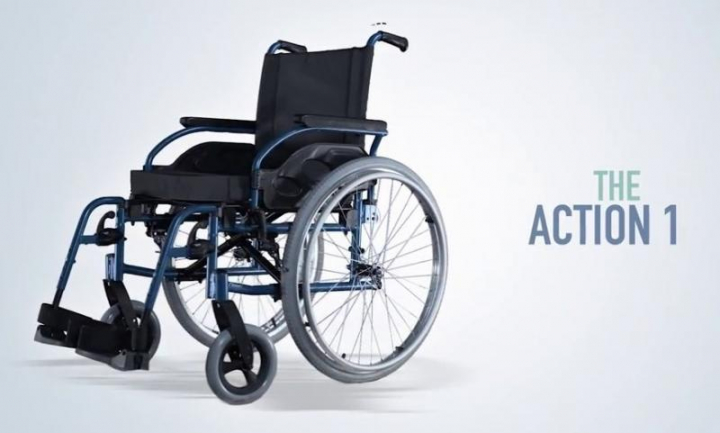 Cadeira de rodas de aço controlada bimanualmente com rodas traseiras de 24' pneumáticas de autopropulsão com extracção rápida, apoios de braços e de pés rebatíveis e destacáveis Action 1 R