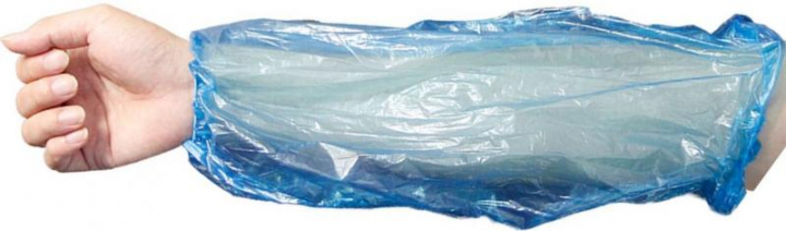 Embalagem com 100 manguitos plásticos em polietileno descartáveis não esterilizados