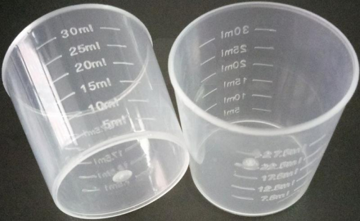 Copo para medicação oral unidose graduado e transparente em plástico 30ml