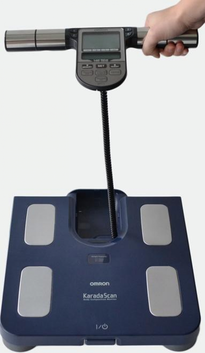 Balança electrónica familiar com monitor de composição corporal que fornece visão ampla sobre as gorduras corporal e visceral, nível de músculo esquelético, IMC e metabolismo basal em repouso com certificação como dispositivo médico Omron BF511