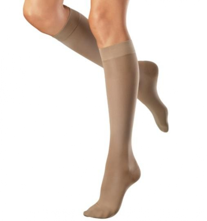 Meia elástica de compressão grau 2 AD (Até ao joelho) com biqueira, com fio de algodão, ideal para peles sensíveis Sigvaris Cotton (Par)