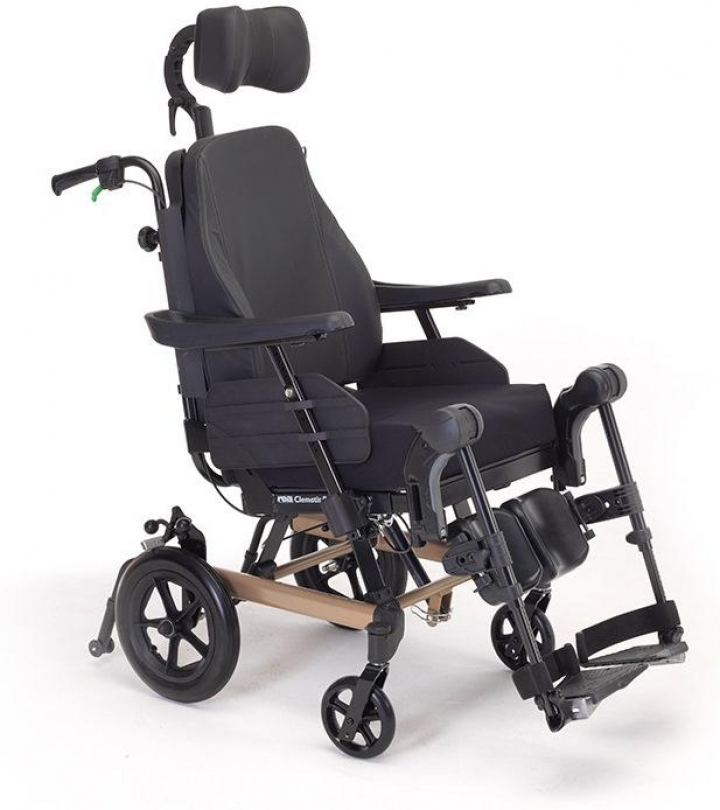 Cadeira de rodas de conforto e posicionamento com assento basculante e encosto reclinável almofadados, apoios de pernas elevatórios reguláveis em ângulo com almofada para barriga da perna e roda tipo aeroporto Rea Clematis Pro Transit