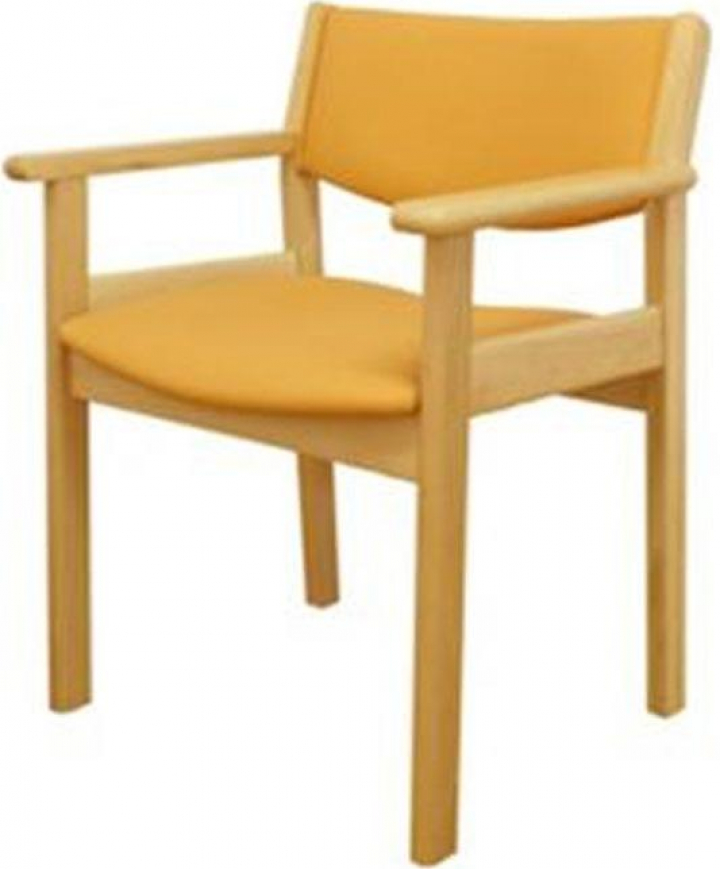 Cadeira ergonómica com estrutura em madeira de faia maciça com apoio de braços, assento e encosto estofados a napa Dim: 60x54x78cm CHCD2