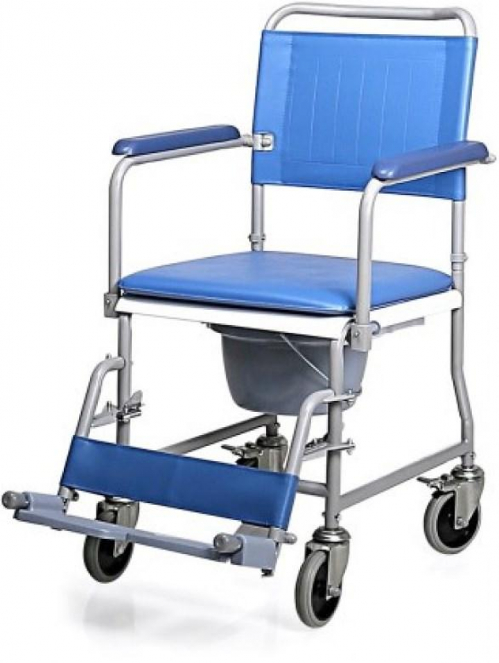 Cadeira sanitária com 4 rodízios, bacio, encosto e apoios de braços rebatíveis destacáveis, apoios de pés destacáveis e assento almofadado RC210