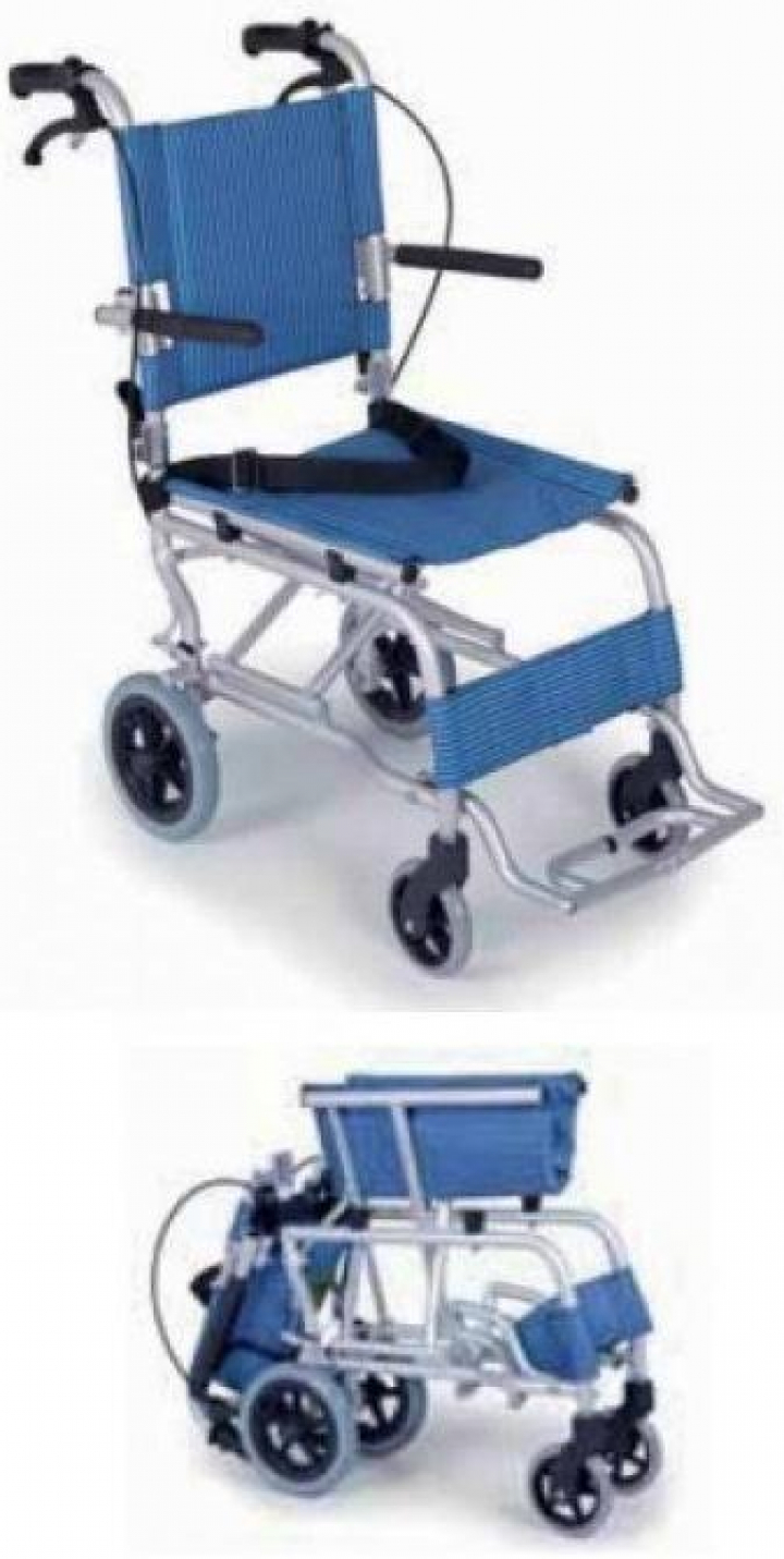 Cadeira de rodas de viagem compacta com encosto dobrável, travões de acompanhante, cinto, apoios de braços rebatíveis CP850