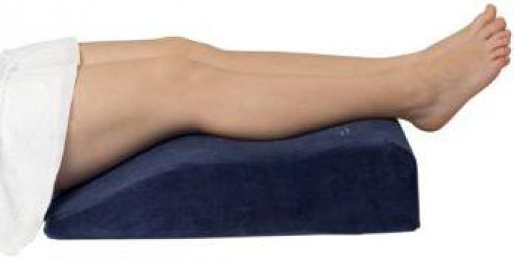 Almofada de posicionamento em cunha para pernas em visco-elástico com capa impermeável 65x45x14cm 2401931