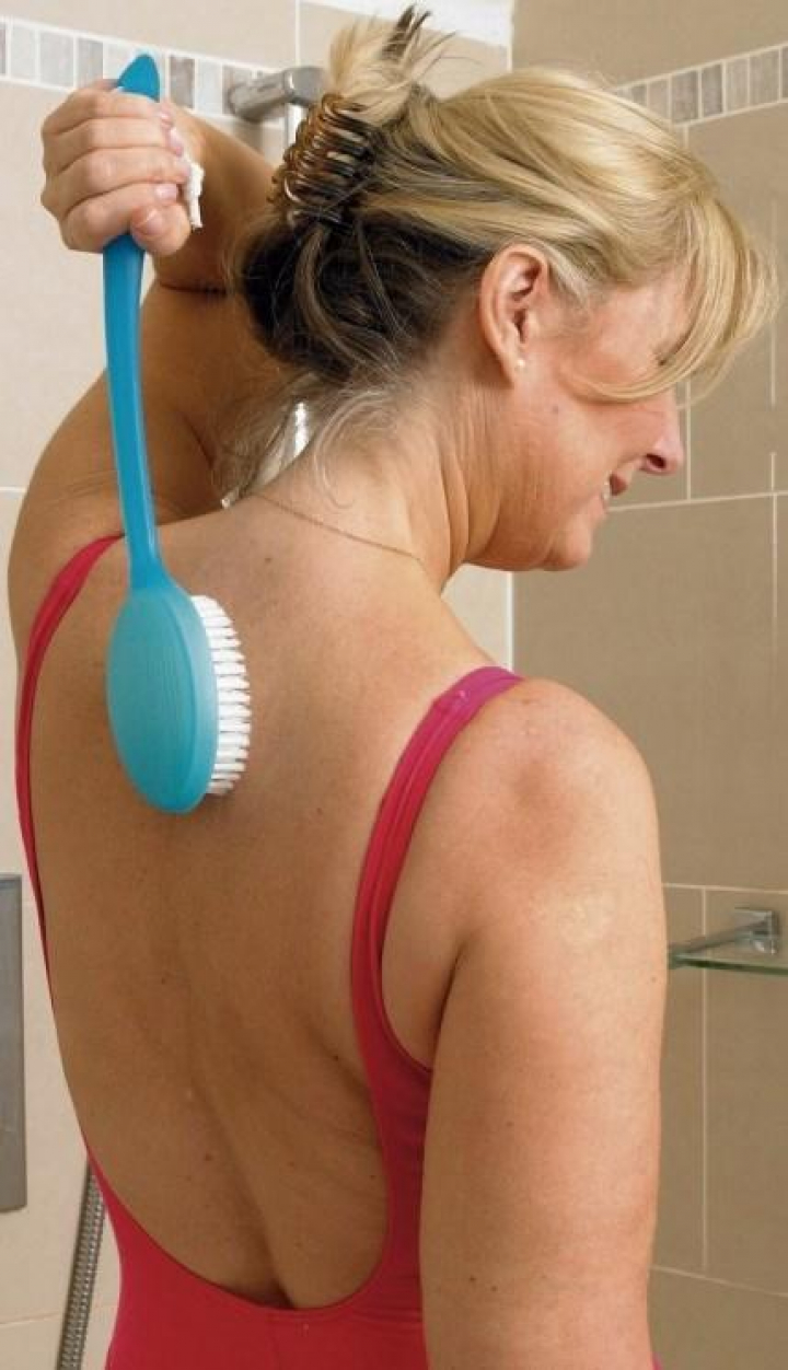 Escova de banho com cabo comprido em plástico para facilitar acesso a zonas mais difíceis do corpo H1844