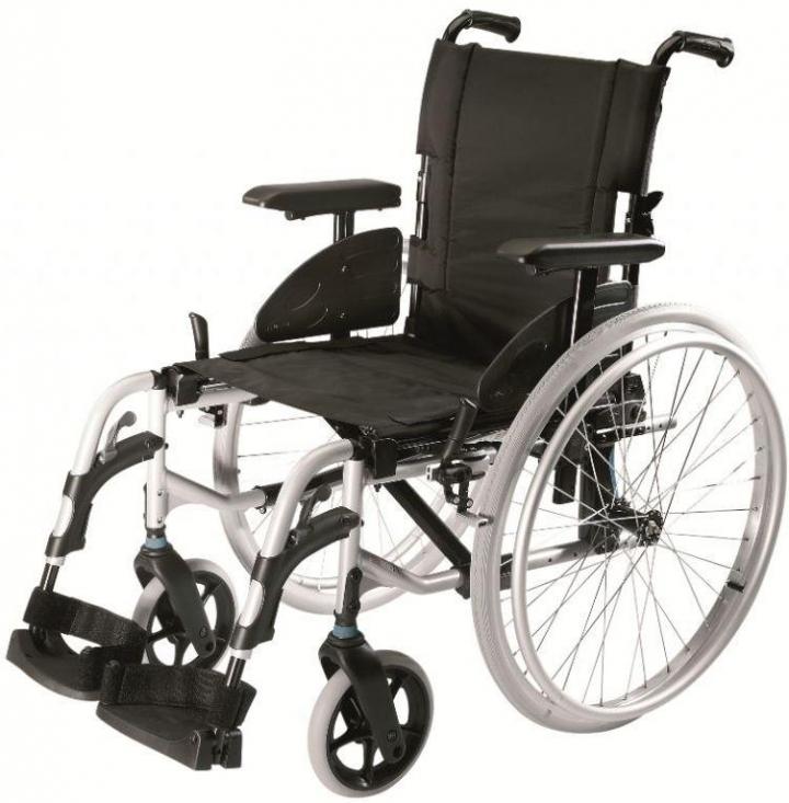 Cadeira de rodas de liga leve em alumínio com extracção rápida de rodas, apoios de braços rebatíveis e destacáveis Action 2NG