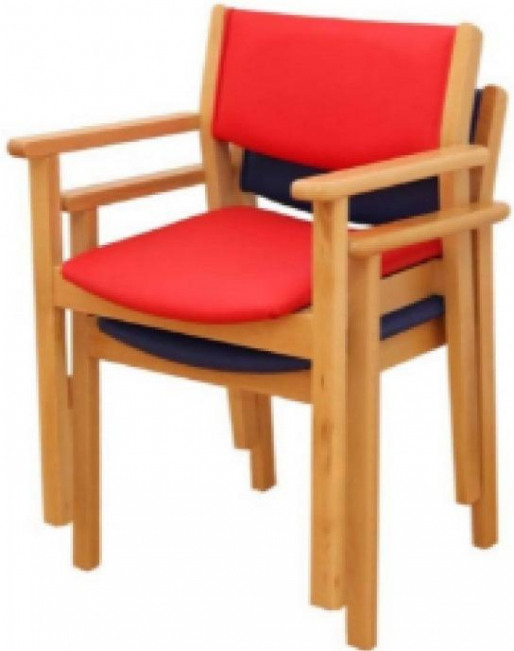 Cadeira ergonómica empilhável com estrutura em madeira de faia maciça com apoio de braços, assento e encosto estofados a napa Dim: 60x54x78cm CHCD3