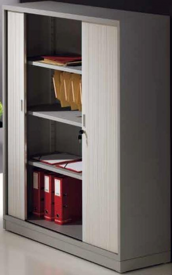 Armário de arquivo fechado médio para escritório com estrutura pintada com 3 prateleiras e 2 portas de persiana em melamina imitação de madeira 120x44x152cm (LxPxA)
